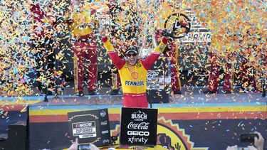 Logano logra segundo campeonato de NASCAR en Phoenix