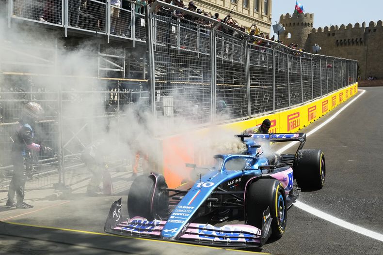 El piloto francés de Alpine Pierre Gasly observa su auto en llamas durante la sesión de práctica en el circuito de Baku antes del Gran Premio de Azerbaiyán el viernes 28 de abril del 2023. (AP Foto/Sergei Grits)