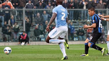 americateve | El argentino Germ&aacute;n Denis, derecha, del Atalanta anota durante un partido frente al Lazio en Bergamo, Italia, el domingo 20 de octubre de 2013. (Foto AP/Felice Calabro)