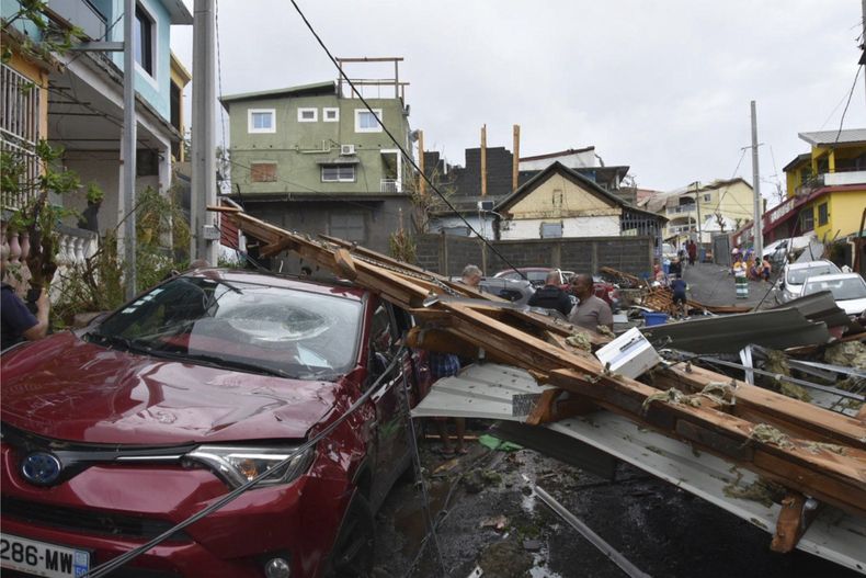 Esta imagen proporcionada el martes por el Ministerio francés del Interior el martes 17 de diciembre de 2024 muestra restos en una calle en el territorio francés de Mayotte, en el océano Índico. Los sobrevivientes caminaban por calles salpicadas de escombros, buscando agua y cobijo, después de que el ciclón Chido allanara barrios enteros el sábado cuando golpeó Mayotte, el territorio más pobre de Francia. (Ministerio francés del Interior/DICOM via AP)
