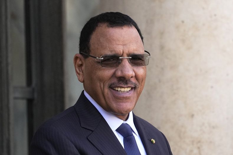 ARCHIVO - El presidente nigerino Mohamed Bazoum sonríe antes de un almuerzo de trabajo con el mandatario francés Emmanuel Macron, el 16 de febrero de 2023, en el Palacio del Elíseo, en París. (AP Foto/Michel Euler, archivo)
