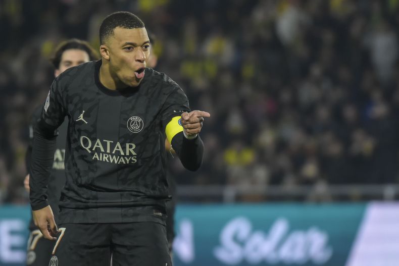 Kylian Mbappé, del París Saint-Germain, festeja su tanto de penal ante Nantes, el sábado 17 de febrero de 2024, en un partido de la liga francesa (AP Foto/Mathieu Pattier)