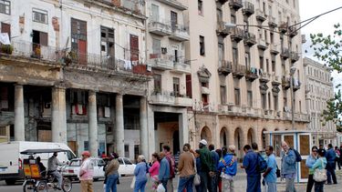 colas, maltrato, locales cerrados: la pesadilla de los horarios comerciales en cuba