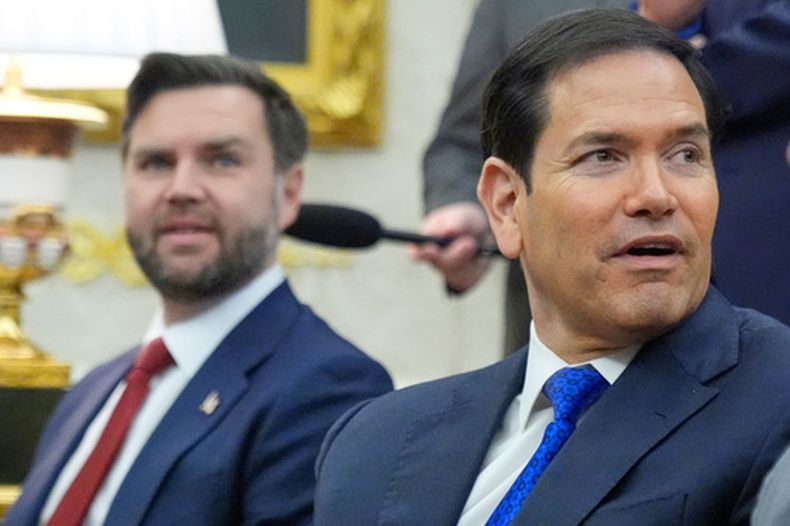 El vicepresidente de Estados Unidos, JD Vance (izquierda), y el secretario de Estado, Marco Rubio, asisten a una reunión en la Oficina Oval, en la Casa Blanca, el 3 de marzo de 2026, en Washington. (AP Foto/Mark Schiefelbein, archivo)
