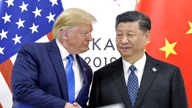 ARCHIVO - El presidente de EEUU, Donald Trump, a la izquierda, estrecha la mano del presidente chino Xi Jinping durante una reunión al margen de la cumbre del G20 en Osaka, Japón, el 29 de junio de 2019. (AP Foto/Susan Walsh/Archivo)