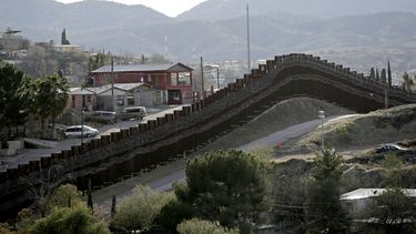 AP Explica: Campaña de Trump busca donativos para el muro