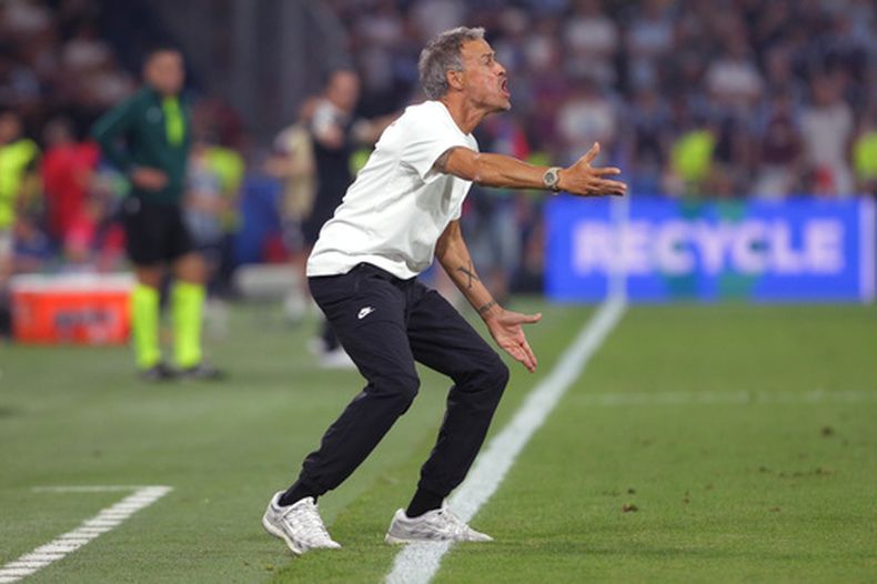 El técnico del PSG Luis Enrique durante el partido contra Aston Villa por la Supercopa de la UEFA, el miércoles 12 de agosto de 2026, en Salzburg, Austria. (AP Foto/Heinz-Peter Bader)