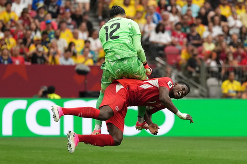 Camilo Vargas, arquero de la selección de Colombia, choca con Breel Embolo, de Suiza, durante el cotejo de octavos de final de la Copa del Mundo, el martes 7 de julio de 2026 en Vancouver, Canadá (AP Foto/Abbie Parr)