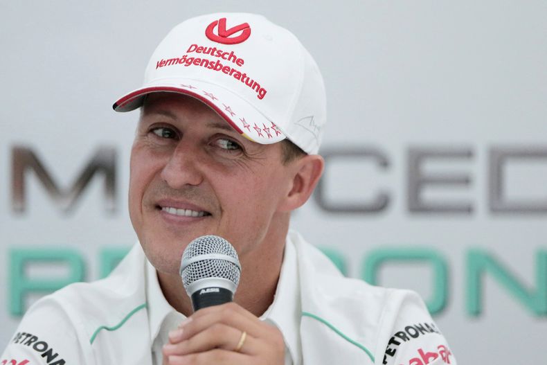ARCHIVO - Foto del 4 de octubre del 2012, Michael Schumacher anuncia su retiro de la F1 en conferencia de prensa en el Circuito de Suzuka. El viernes 5 de julio del 2024, arrestan a un tercer sujeto en Alemania acusado de intento de extorsión a la familia Schumacher. (AP Foto/Itsuo Inouye, Archivo)