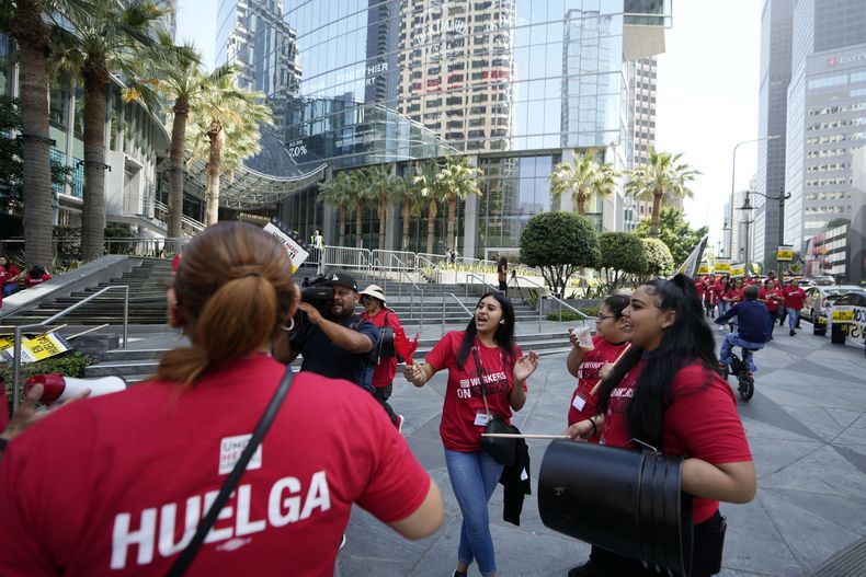 Trabajadoras de hotel durante una huelga frente al Hotel Intercontinental, el domingo 2 de julio de 2023, en el centro de Los Ángeles. (AP Foto/Damian Dovarganes)