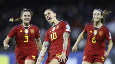 Jenni Hermoso (10) celebra después de marcar el gol de la victoria de la selección de España durante la Liga de Naciones Femenina entre Italia y España, en el estadio Arechi, en Salerno, Italia, el viernes 27 de octubre de 2023. (Alessandro Garofalo/LaPresse vía AP)