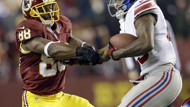 americateve | El defensivo de los Giants Will Hill (derecha) le arranca el bal&oacute;n al receiver de los Redskins Pierre Garcon (88) durante la segunda parte del juego del domingo 1 de diciembre de 2013. (Foto de AP/Patrick Semansky)
