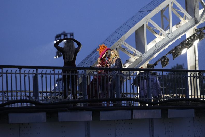 La drag queen Piche se alista para presentarse en el puente Debilly durante la ceremonia de premiación de los Juegos Olímpicos de París, el viernes 26 de julio de 2024. (AP Foto/Tsvangirayi Mukwazhi)