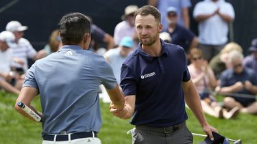 Wyndham Clark, derecha, estrecha manos con Collin Morikawa después de terminar su recorrido en la segunda ronda del torneo de golf Players Championship, el viernes 15 de marzo de 2024, en Ponte Vedra Beach, Florida. (AP Foto/Lynne Sladky)