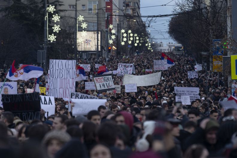 Manifestantes llenan una calle durante una protesta contra el presidente populista Aleksandar Vucic y su gobierno, en el centro de Belgrado, Serbia, el domingo 22 de diciembre de 2024. (AP Foto/Marko Drobnjakovic)