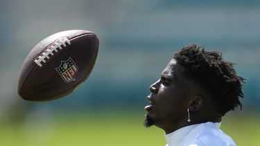 El wide receiver Tyreek Hill de los Dolphins de Miami durante una práctica, el miércoles 11 de septiembre de 2024, en Miami Gardens, Florida. (AP Foto/Rebecca Blackwell)