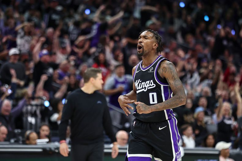 Malik Monk, de los Kings de Sacramento, celebra tras atinar un triple en el duelo del viernes 24 de octubre de 2025, ante el Jazz de Utah (AP Foto/Sara Nevis)