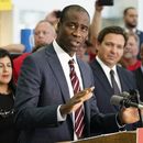 ARCHIVO – El director de salud pública de Florida, el doctor Joseph Ladapo, habla a simpatizantes y miembros de los medios antes de la firma de un proyecto de ley por parte del gobernador Ron DeSantis, el 18 de noviembre de 2021, en Brandon, Florida. (AP Foto/Chris OMeara, Archivo)