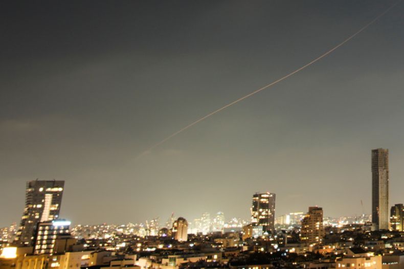 Un proyectil surca el cielo sobre el centro de Israel el domingo 7 de junio de 2026, durante un ataque con misiles iraníes. (AP Foto/Ohad Zwigenberg)