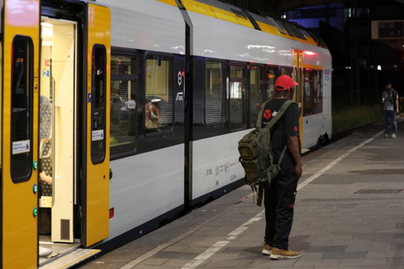 Un pasajero permanece en una plataforma frente a un tren en la Estación Central Duisburg, el martes 23 de junio de 2026. (Christoph Reichwein/dpa vía AP)