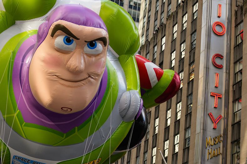 El globo Buzz Lightyear flota por la Sexta Avenida durante el Desfile del Día de Acción de Gracias de Macys, el jueves 27 de noviembre de 2025, en Nueva York. (Foto AP/Eduardo Munoz Alvarez)
