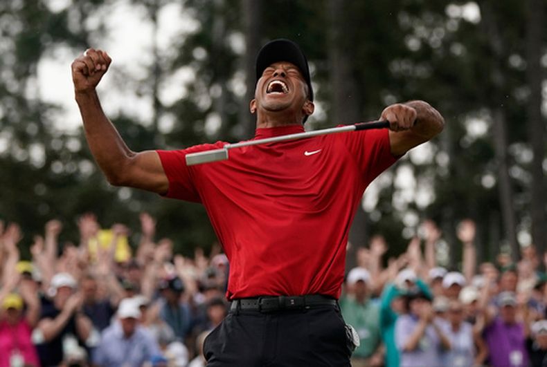 ARCHIVO - El estadounidense Tiger Woods reacciona al ganar el torneo de golf Masters, el domingo 14 de abril de 2019, en Augusta, Georgia. (AP Photo/David J. Phillip, Archivo)