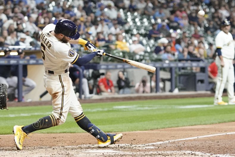 Owen Miller, de los Cerveceros de Milwaukee, batea un jonrón de dos carreras en el octavo episodio del juego del martes 23 de mayo de 2023, ante los Astros de Houston (AP Foto/Morry Gash)