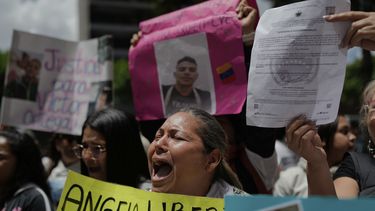 Los familiares de migrantes venezolanos que fueron deportados de Estados Unidos a una prisión de El Salvador por el gobierno estadounidense protestan afuera del edificio de Naciones Unidas en Caracas, Venezuela, el miércoles 9 de abril de 2025. (AP Foto/Ariana Cubillos)