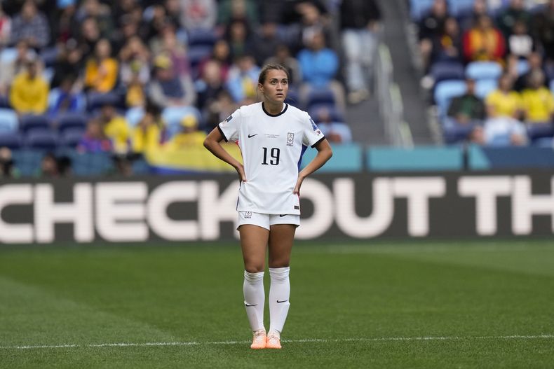 Casey Phair de Corea del Sur de pie en el terreno de juego observando durante el partido correspondiente al grupo H en la Copa Mundial Femenina de la FIFA ante Colombia en Sydney, Australia. Martes 25 de julio de 2023. (AP Foto/Rick Rycroft)