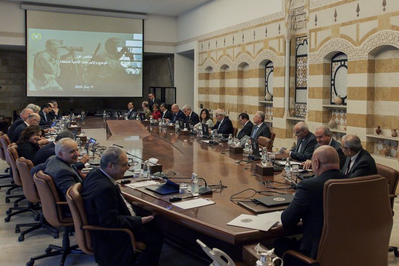 En esta imagen, distribuida por la presidencia de Líbano, el presidente del país, Joseph Aoun (centro, en primer plano), y el primer ministro, Nawaf Salam (derecha), presiden una reunión del gobierno en el Palacio Presidencial, al este de Beirut, Líbano, el 17 de abril de 2025. (Oficina de prensa de la Presidencia de Líbano vía AP)