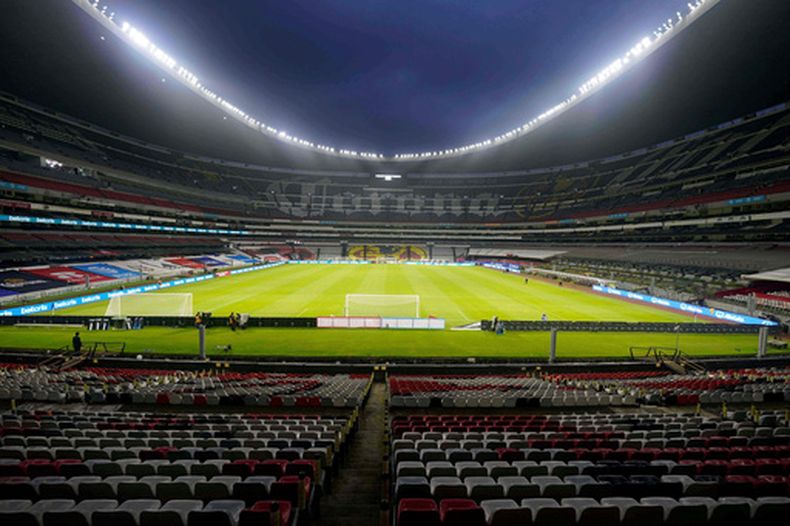 ARCHIVO - Las gradas del Estadio Azteca se observan vacías de aficionados antes de un partido de fútbol de las eliminatorias para la Copa del Mundo de Qatar 2022 entre México y Jamaica, en la Ciudad de México, el jueves 2 de septiembre de 2021. (Foto de archivo de AP/Eduardo Verdugo)
