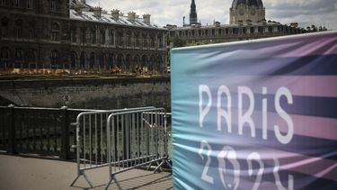 Trabajadores realizan labores a lo largo del río Sena antes de la inauguración de los Juegos Olímpicos, el domingo 21 de julio de 2024, en París. (AP Foto/Thomas Padilla)