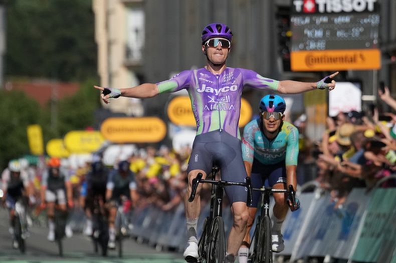 El suizo Mauro Schmid celebra al cruzar la meta en la 13ra etapa del Tour de Francia que recorrió de Dole a Belfort, el viernes 17 de julio de 2026, en Francia. (AP Foto/Mosaab Elshamy)