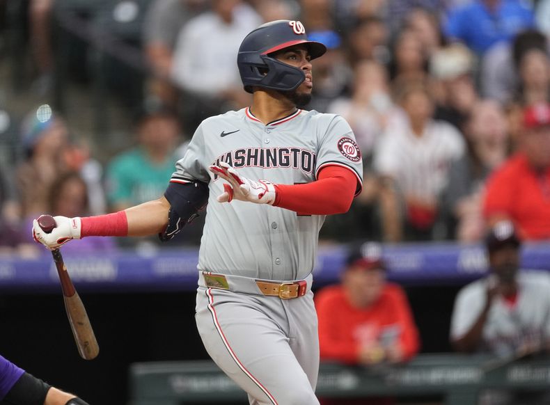 Luis García Jr., de los Nacionales de Washington, conecta un jonrón de tres carreras en el encuentro del viernes 21 de junio de 2024, ante los Rockies de Colorado (AP Foto/David Zalubowski)