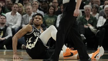 Giannis Antetokounmpo, de los Bucks de Milwaukee, se sienta en la cancha durante el partido ante los Celtics de Boston, el martes 9 de abril de 2024 (AP Foto/Morry Gash)