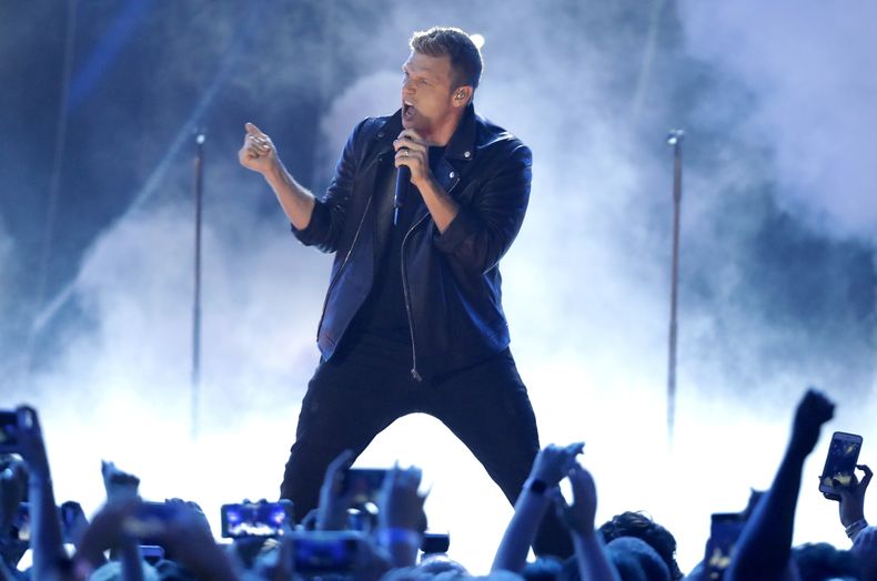 ARCHIVO - Nick Carter de Backstreet Boys interpreta Dont Go Breaking My Heart en los CMT Music Awardse en la Arena Bridgestone el 6 de junio de 2018, en Nashville, Tennessee. Carter enfrenta dos demandas civiles en Las Vegas presentadas por separado por mujeres que alegan que las agredió sexualmente en 2003 y 2001. Carter y sus abogados obtuvieron un fallo favorable el miércoles 30 de agosto de 2023, en una contrademanda derivada del primer caso, presentado el pasado diciembre. (Foto AP/Mark Humphrey, archivo)