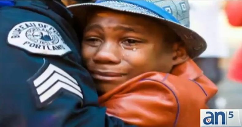 Exactamente hoy se cumple una semana de la decisión de un gran jurado de no encausar al policía de Ferguson que mató a Michael Brown. Como sabemos el fallo provocó  numerosas protestas, algunas violentas, por todo el país. Pero entre esas tristes imágenes