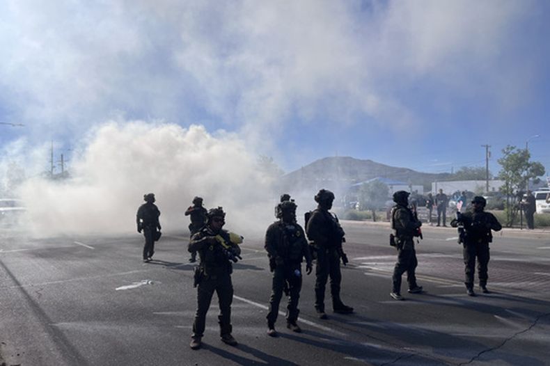 Agentes federales bloquean la avenida Grande el viernes 5 de diciembre de 2025, en Tucson, Arizona. (John Washington/Arizona Luminaria vía AP)