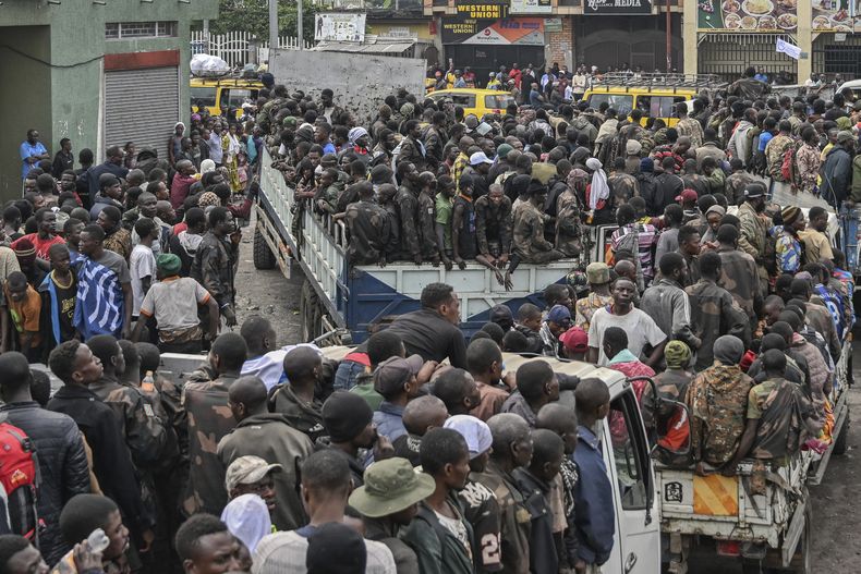ARCHIVO - Rebeldes del grupo M23 escoltan a soldados y agentes de policía del gobierno que se rindieron en un sitio no divulgado de la ciudad de Goma, en la República Democrática del Congo, el jueves 30 de enero de 2025. (AP Foto/Moses Sawasawa, Archivo)
