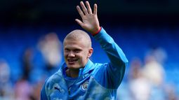 El noruego Erling Haaland del Manchester City saluda a la afición y muestra su nuevo corte de cabello antes del encuentro ante el Bournemouth en la Liga Premier el domingo 23 de agosto del 2026. (Nick Potts/PA via AP)