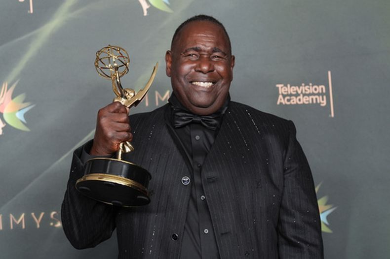 Ernest Harden Jr. posa en la sala de prensa con el premio al mejor actor invitado en una serie dramática por The Pitt durante la segunda noche de los premios Emmy de Artes Creativas, el domingo 6 de septiembre de 2026, en Los Ángeles. (Foto AP/Chris Pizzello)