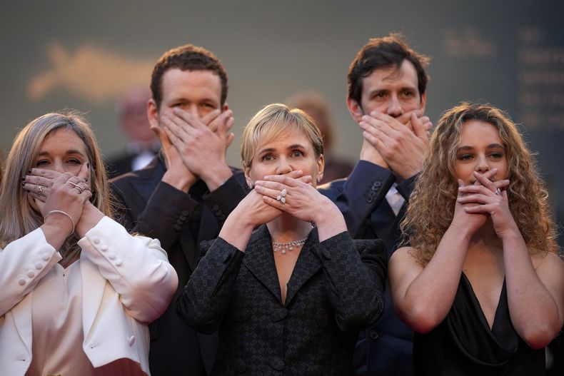 ARCHIVO - La actriz Judith Godreche y activista de MeToo, centro, posa a su llegada al estreno de Furiosa: A Mad Max Saga en la 77a edición del Festival de Cine de Cannes, en Francia el miércoles 15 de mayo de 2024. El director de cine francés Benoît Jacquot fue acusado preliminarmente de violación, agresión sexual y violencia por un juez francés que investiga un caso que involucra actrices como Godrèche. (Foto Andreea Alexandru/Invision/AP, archivo)