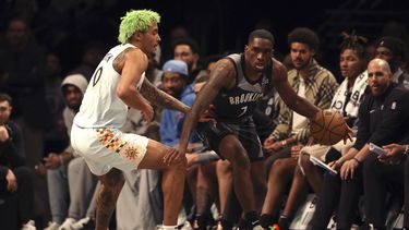 Shake Milton, de los Nets de Brooklyn, a la derecha, bota el balón contra Jeremy Sochan, de los Spurs de San Antonio, a la izquierda, durante la segunda mitad de un partido de baloncesto de la NBA, el viernes 27 de diciembre de 2024, en Nueva York. (AP Foto/Pamela Smith)