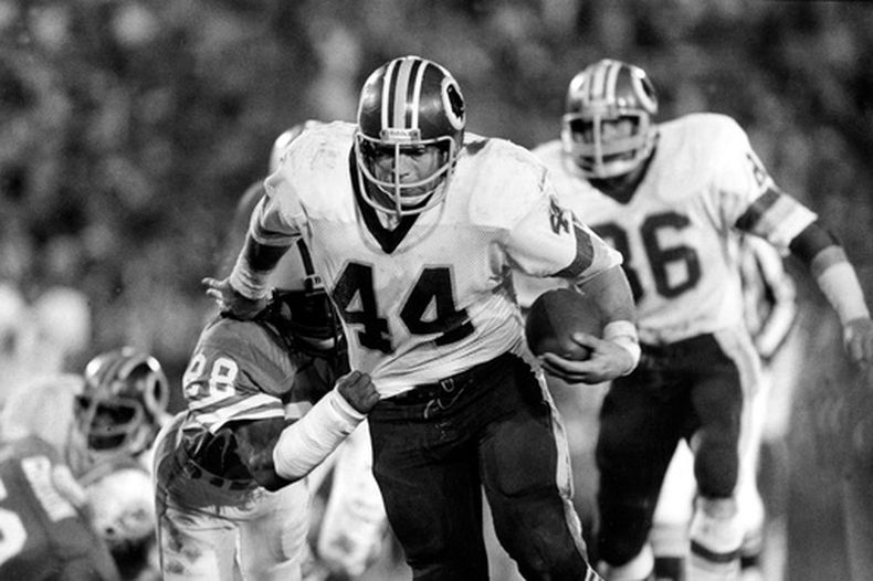 ARCHIVO - Foto del 30 de enero del 1983, el corredor de los Redskins de Washington John Riggins evita una tacleada de Don McNeal de los Dolphins de Miami en el Super Bowl XVII. (AP Foto, Archivo)