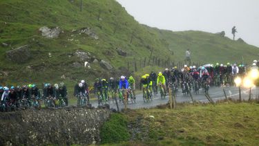 americateve | El pelot&oacute;n pedalea en la segunda etapa del Giro de Italia el s&aacute;bado, 10 de mayo de 2014, en Irlanda del Norte. (AP Photo/Peter Morrison)