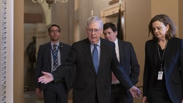 McConnell dice tiene los votos para iniciar juicio a Trump