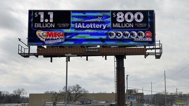 Un letrero electrónico anuncia los botes en los sorteros de las loterías Mega Millions y Powerball, el 25 de marzo de 2024, en Des Moines, Iowa. (AP Foto/Scott McFetridge)