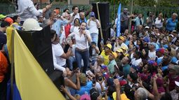 La lideresa opositora María Corina Machado, quien tiene prohibido postularse a la presidencia, asiste a un mitin en el que pidió a sus simpatizantes mantener la fe, el 17 de abril de 2024, en San Antonio, Venezuela. (AP Foto/Ariana Cubillos, Archivo)
