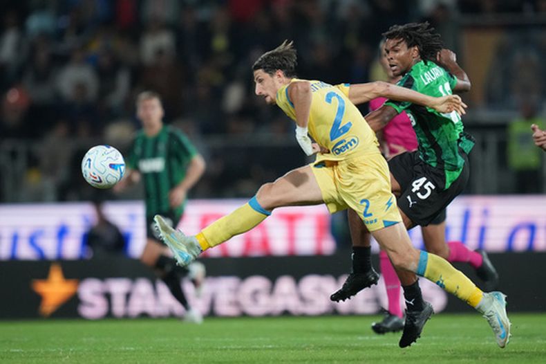 Giorgio Cittadini, de Frosinone, y Armand Lauriente, de Sassuolo, disputan un balón en un partido de la Serie A italiana, realizado el viernes 16 de octubre de 2026 (Alfredo Falcone/LaPresse via AP)