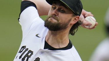 Piratas ganan 2-1 a Rockies; Hayes anota la de la victoria